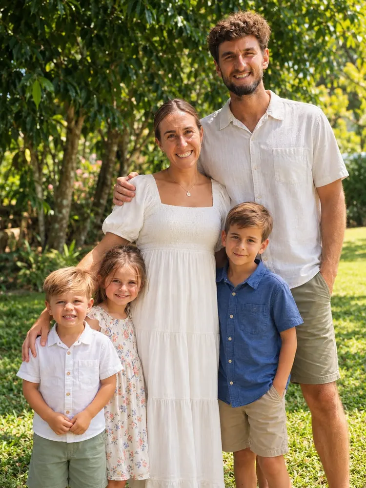 Andrew y Abby Orozco con sus tres hijos en un jardín