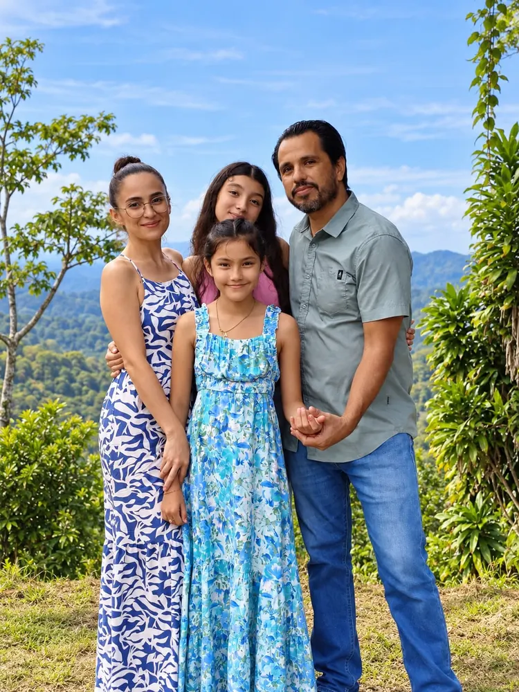 Christian Rodríguez y Kerlyn Álvarez con sus hijas, en un puente sobre el río