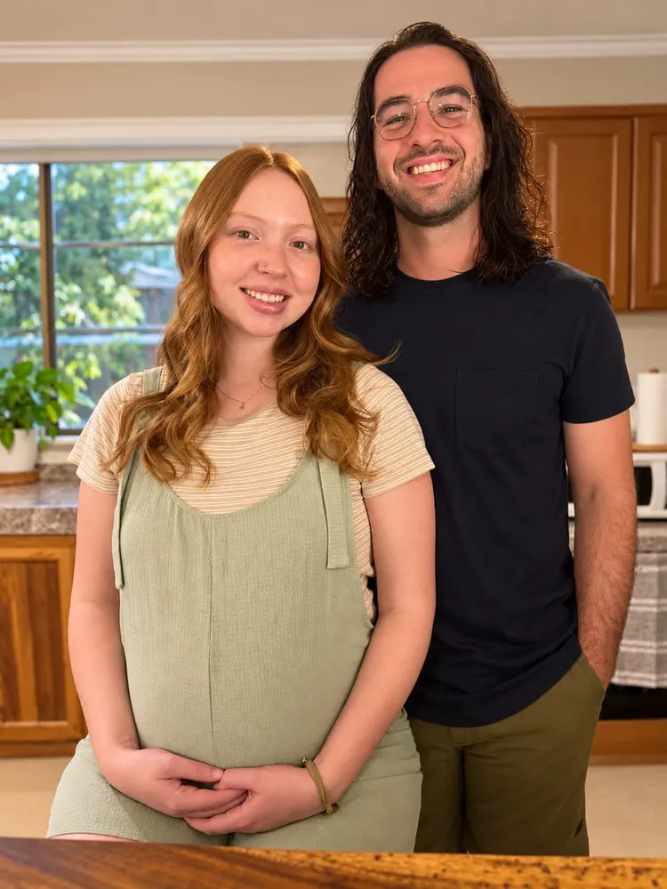 Samuel y Chloe Hall sonriendo en una cocina